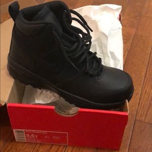 Nike manoa boot size 3.5